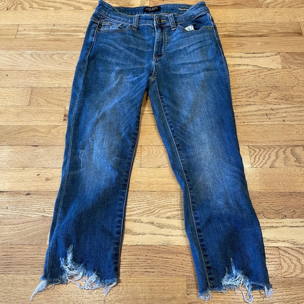 Judy Blue Skinny Fit Capri Jeans Medium Wash Distressed Frayed Hem Denim Y2K 25